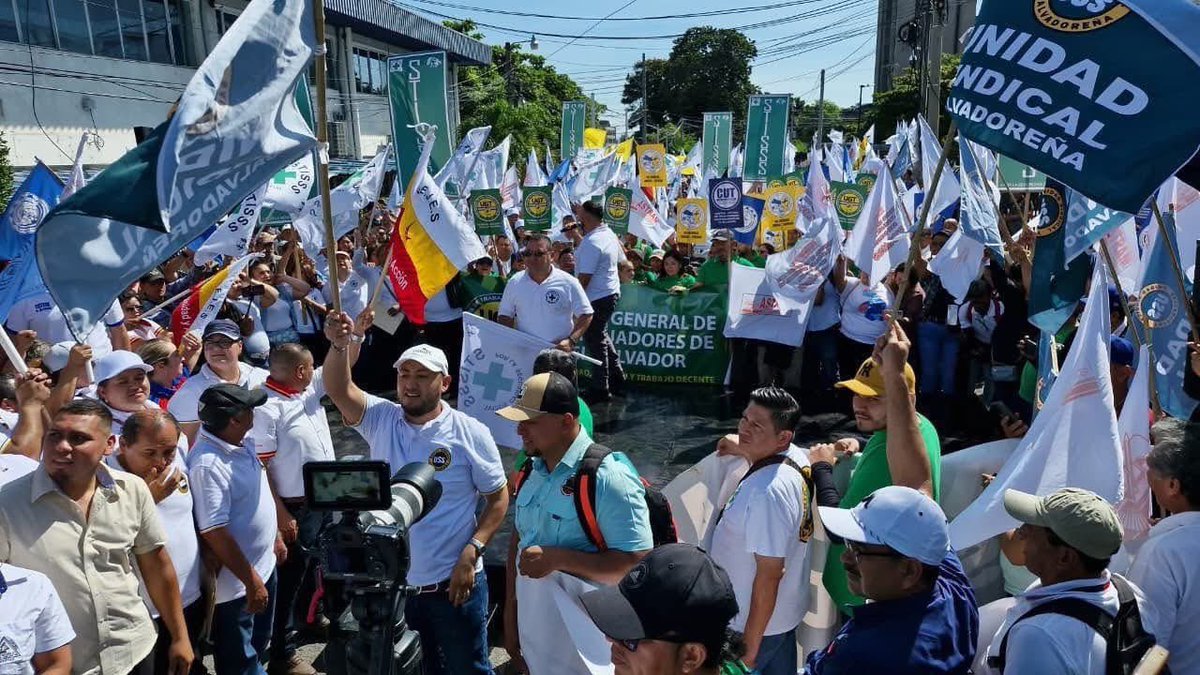 UnidadSindical_'s tweet image. En el día del Sindicalista Salvadoreño, la memoria se hizo presente.

La Unidad Sindical Salvadoreña (USS) conmemoro a los mártires de FENASTRAS, quienes dieron su vida por defender los derechos de la clase trabajadora.

36 años después, seguimos en pie, organizados y unidos,…