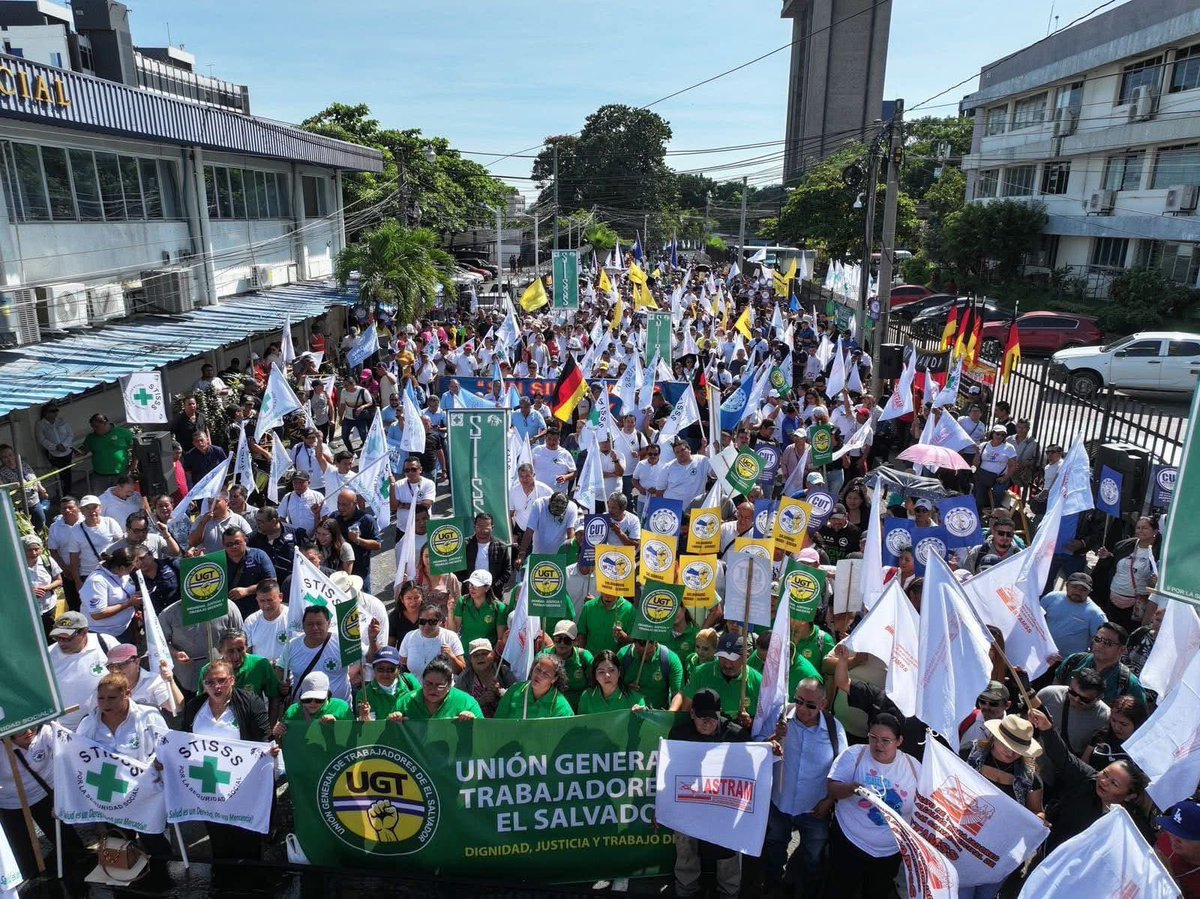 UnidadSindical_'s tweet image. En el día del Sindicalista Salvadoreño, la memoria se hizo presente.

La Unidad Sindical Salvadoreña (USS) conmemoro a los mártires de FENASTRAS, quienes dieron su vida por defender los derechos de la clase trabajadora.

36 años después, seguimos en pie, organizados y unidos,…