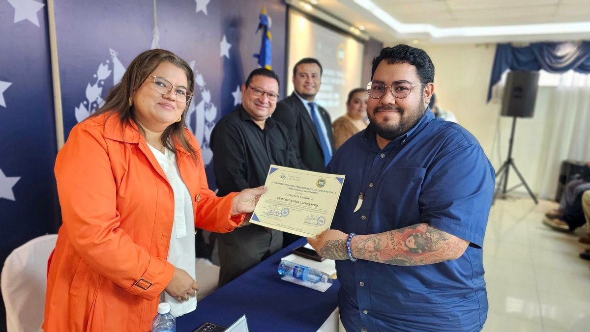 UnidadSindical_'s tweet image. Diplomado de Formación Sindical 

impulsado por el Ministerio de Trabajo y Previsión Social y su titular, @RolandoCastroSv.

Representantes de la Unidad Sindical Salvadoreña se graduaron de este diplomado.

Seguimos construyendo un sindicalismo moderno, propositivo y comprometido…