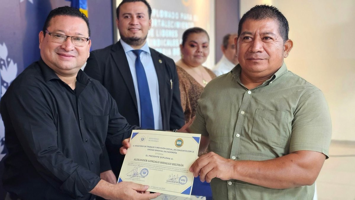 UnidadSindical_'s tweet image. Diplomado de Formación Sindical 

impulsado por el Ministerio de Trabajo y Previsión Social y su titular, @RolandoCastroSv.

Representantes de la Unidad Sindical Salvadoreña se graduaron de este diplomado.

Seguimos construyendo un sindicalismo moderno, propositivo y comprometido…