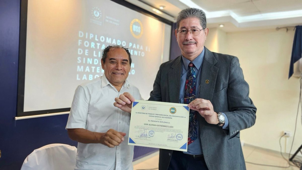 UnidadSindical_'s tweet image. Diplomado de Formación Sindical 

impulsado por el Ministerio de Trabajo y Previsión Social y su titular, @RolandoCastroSv.

Representantes de la Unidad Sindical Salvadoreña se graduaron de este diplomado.

Seguimos construyendo un sindicalismo moderno, propositivo y comprometido…