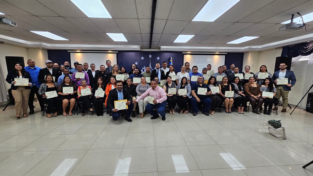 UnidadSindical_'s tweet image. Diplomado de Formación Sindical 

impulsado por el Ministerio de Trabajo y Previsión Social y su titular, @RolandoCastroSv.

Representantes de la Unidad Sindical Salvadoreña se graduaron de este diplomado.

Seguimos construyendo un sindicalismo moderno, propositivo y comprometido…