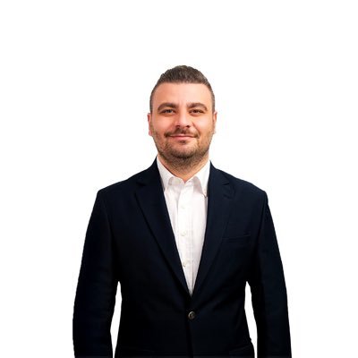 Berk Tütüncü.
CHP Üsküdar İlçe Başkanı
Gencecik bir delikanlının hayatını alt üst eden, gencin ampute olmasına sebep olan ve kaza yerinden kaçan yaratık. 2 gün sonra gidip,alkol almadım demiş ve davadan yırtmış. 

Şimdi bu yaratık;hak, adalet, eşitlikten bahsedecek meydanlarda.🙇