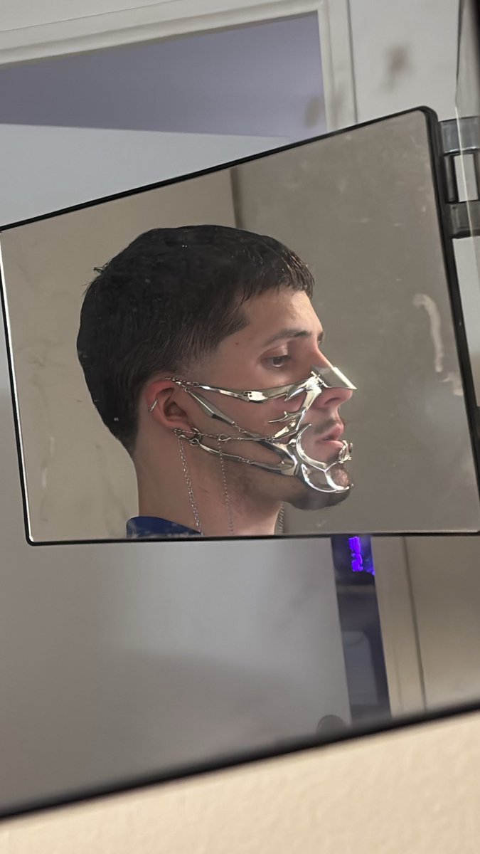 delcieloluna_'s tweet image. Et puis c’est trop stylé quoi