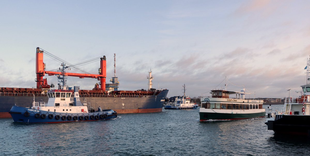 #Bulker KIRAN AMERICA 🙋‍♂️ oder … wenns mal wieder enger wird im Warnowkanal von #Warnemünde 📸 #Tug FAIRPLAY 📸 #Schlepper