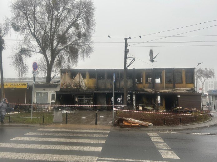 GrubaLogika's tweet photo. Jak podaje KSP zatrzymano mężczyznę mogącego mieć związek z pożarem przy ulicy Bakalarskiej 2. 
To 36-letni obywatel Polski. 

- nie wiadomo czy to obywatel od urodzenia.
Niestety tym razem powstrzymano się także od opublikowania imienia i pierwszej litery nazwiska #bakalarska https://t.co/75DVdqxAUj