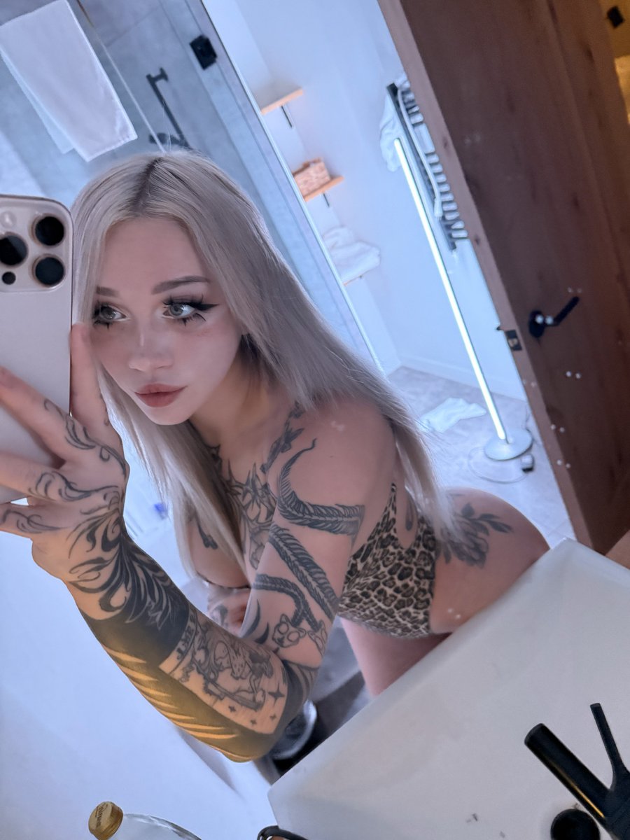 gothicinkegirl's tweet photo. thought my eyes looked good here https://t.co/kR8G9fEk4O