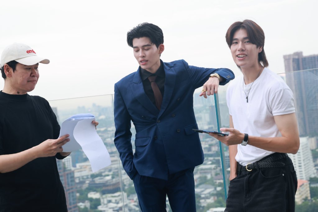 xiseks's tweet image. All 3 of them were afraid actually. Pond's fear is kinda familiar to me by now,l can almost anticipate it. I was hoping Phuwin, who went after, would make this scene easier coz he's not usually scared of much. Turns out PW said,
"Whoa... I'm scared too, bro."
#MeAndTheeSeriesEP7