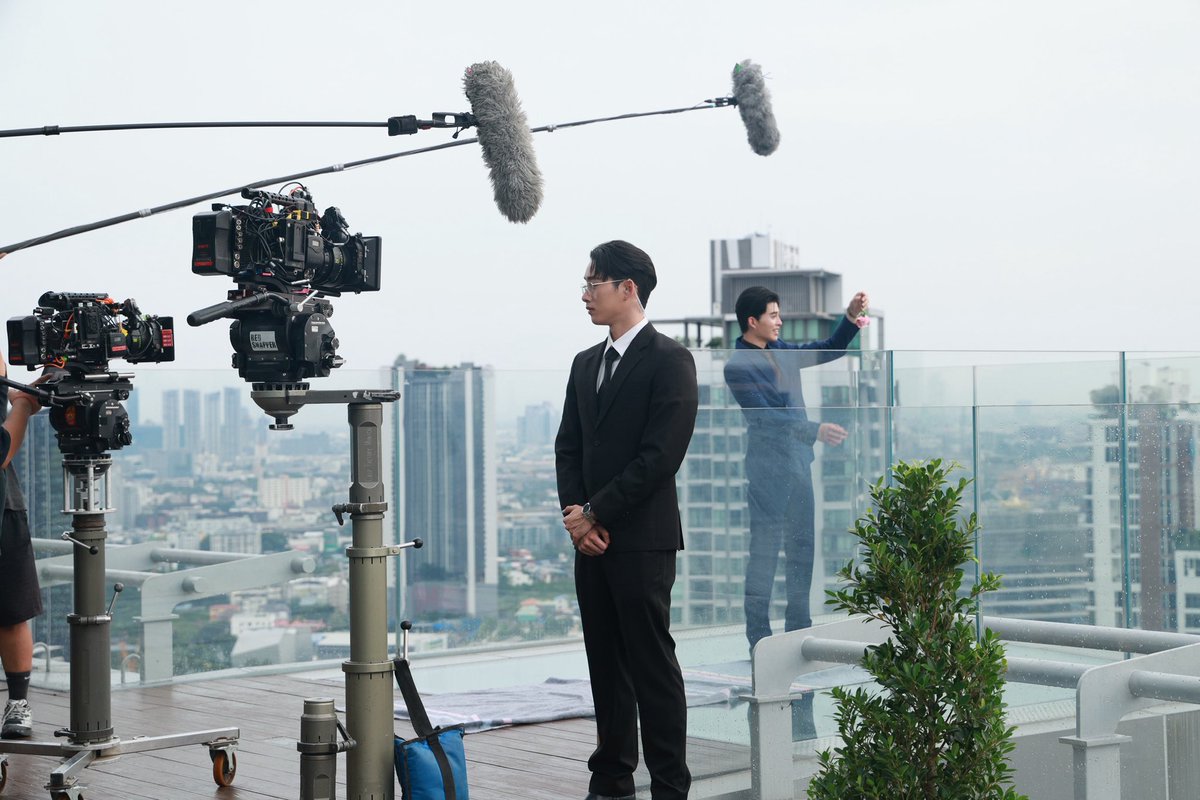 xiseks's tweet image. All 3 of them were afraid actually. Pond's fear is kinda familiar to me by now,l can almost anticipate it. I was hoping Phuwin, who went after, would make this scene easier coz he's not usually scared of much. Turns out PW said,
"Whoa... I'm scared too, bro."
#MeAndTheeSeriesEP7