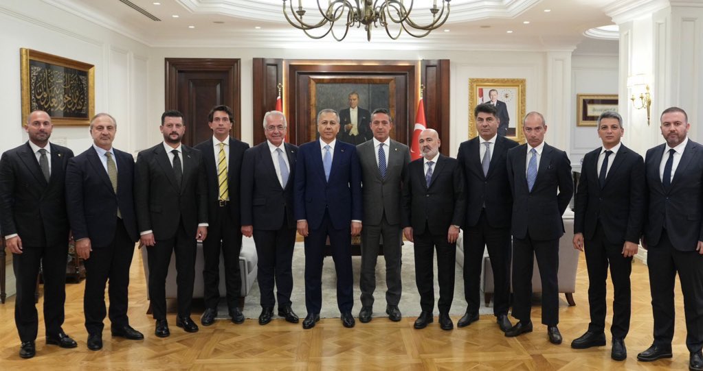 Bu ülkede böyle bir kulübün başına bir daha 3 Temmuz gelmesin diye mi yapıldı senin mantığınla hareket edeceksek?

İnsan hiçbiri şeyden utanmasa devlet büyüklerini zan altında bırakmaktan utanır