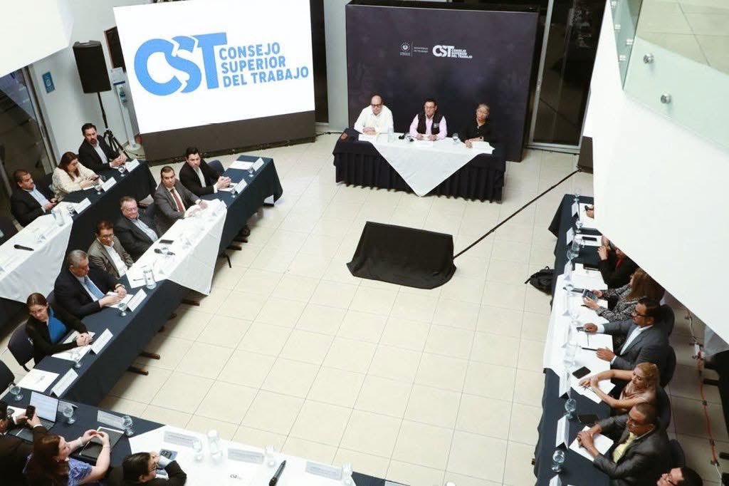 UnidadSindical_'s tweet image. La Sector Trabajador participo en el cierre anual de sesiones del Consejo Superior del Trabajo, (@CSTelsalvador), un espacio clave para la construcción de acuerdos a través del diálogo social tripartito en El Salvador.