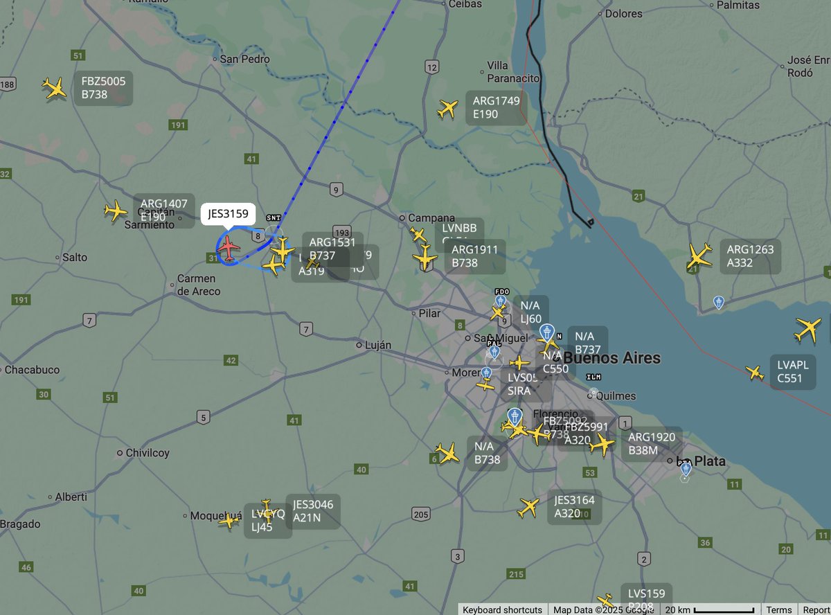 quiz_viajero's tweet photo. ACTUALIZACIÓN:
Muchos aviones en espera a que reabra Aeroparque. Hubo un desprendimiento en la pista y lo están arreglando. Algunos aviones que llegan se van a Ezeiza (pobres quienes fueron a buscar pasajeros).
Todas las salidas de AEP están demoradas. 
@SpottersArg https://t.co/SOLEDZsaUv