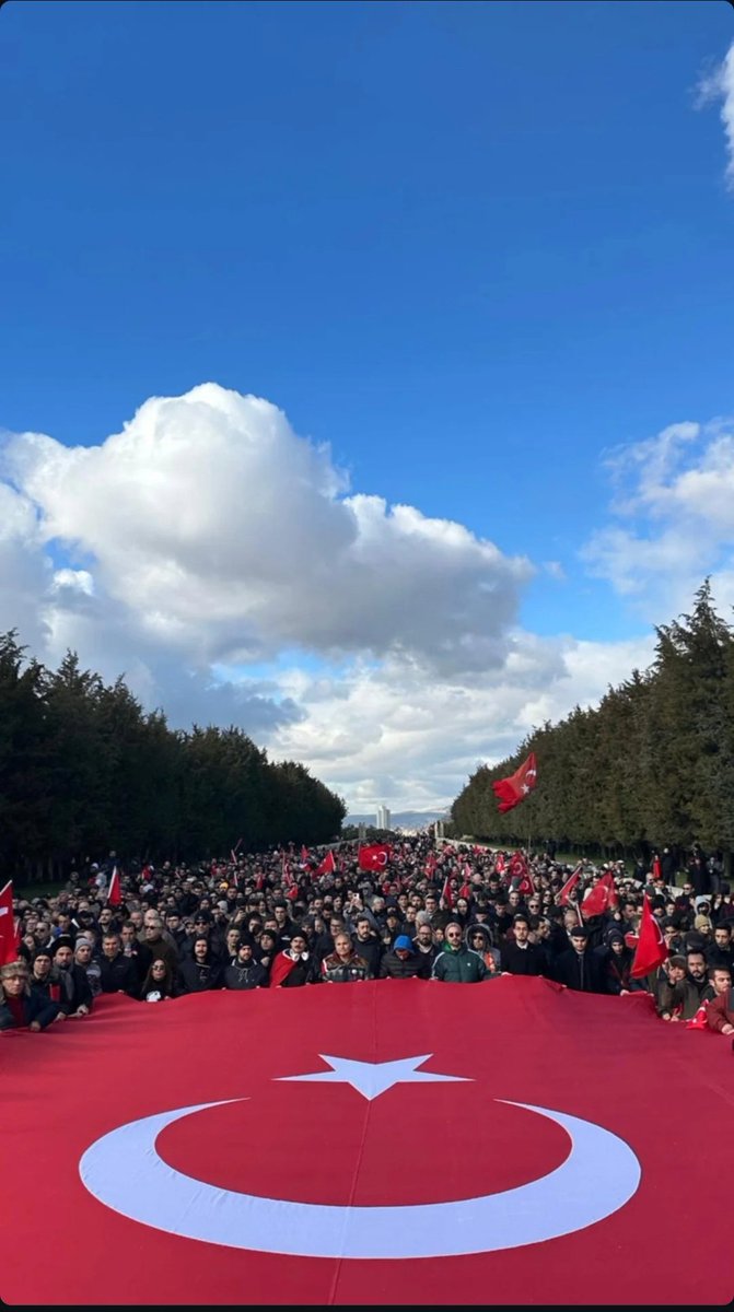 Bugün kızılcagün ilan edildi! 

Kürdü Türk’ten, Alevi’yi Sünni’den ayıran bütün girişimlere, özellikle İmralı’daki terörist başını Kürt yurttaşlarımızın temsilcisi, sözcüsü ve kurucu iradesi olarak pazarlayan anlayışa en kararlı tutumla karşı çıkıldı. 

Ne mutlu Türküm diyene!
