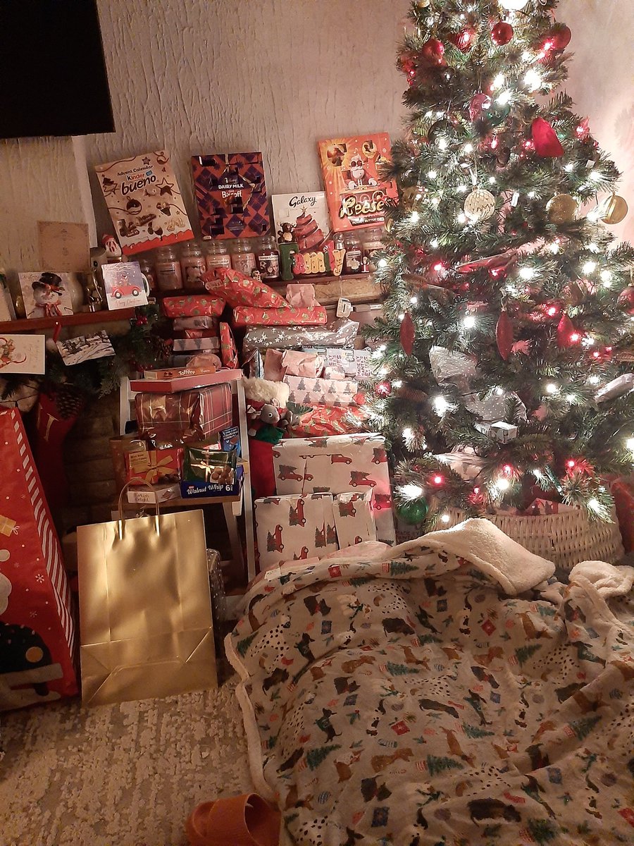 mpbazz's tweet image. A proper #Christmas2025 has to have lights, a tree and presents no?