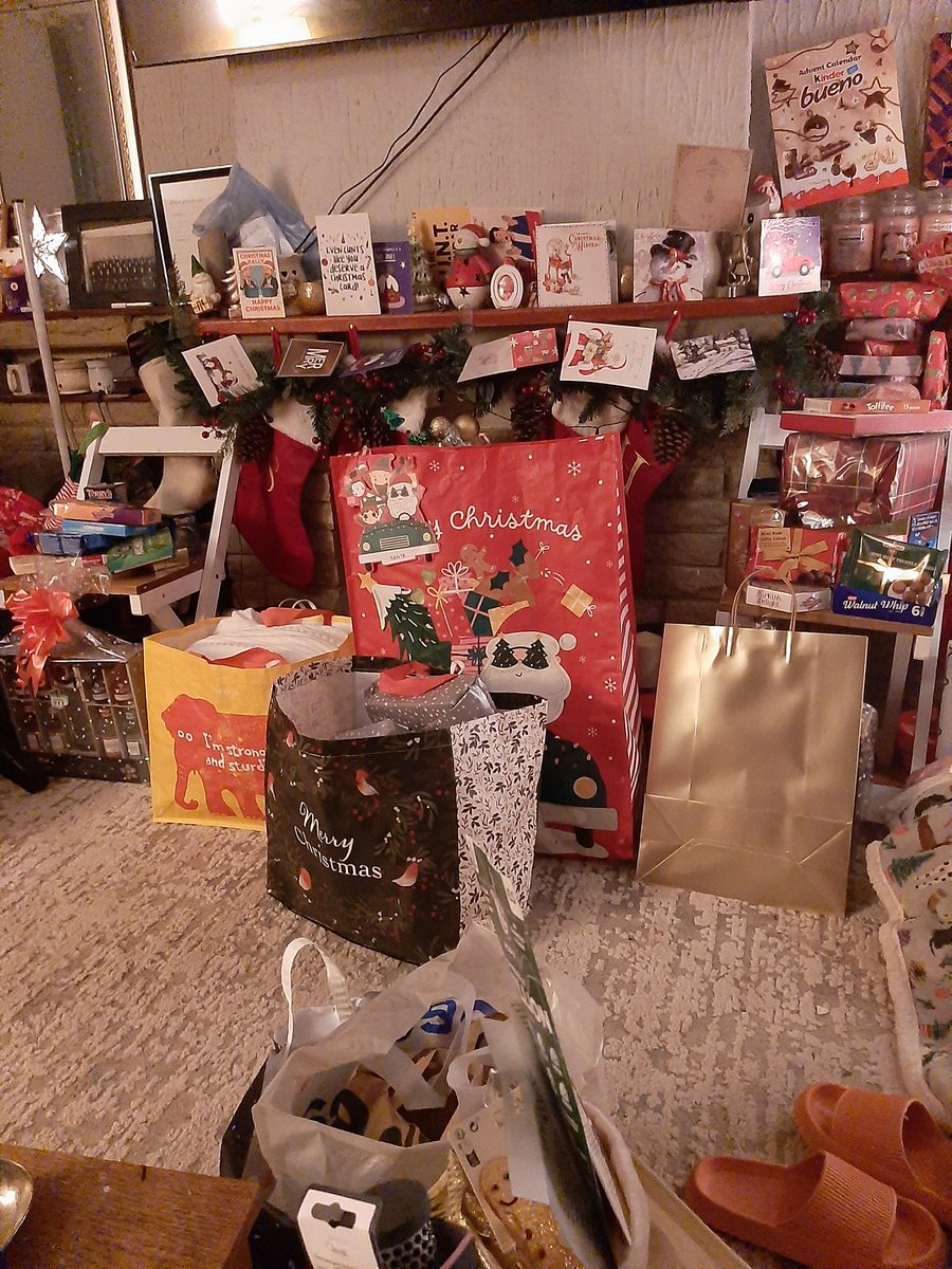 mpbazz's tweet image. A proper #Christmas2025 has to have lights, a tree and presents no?