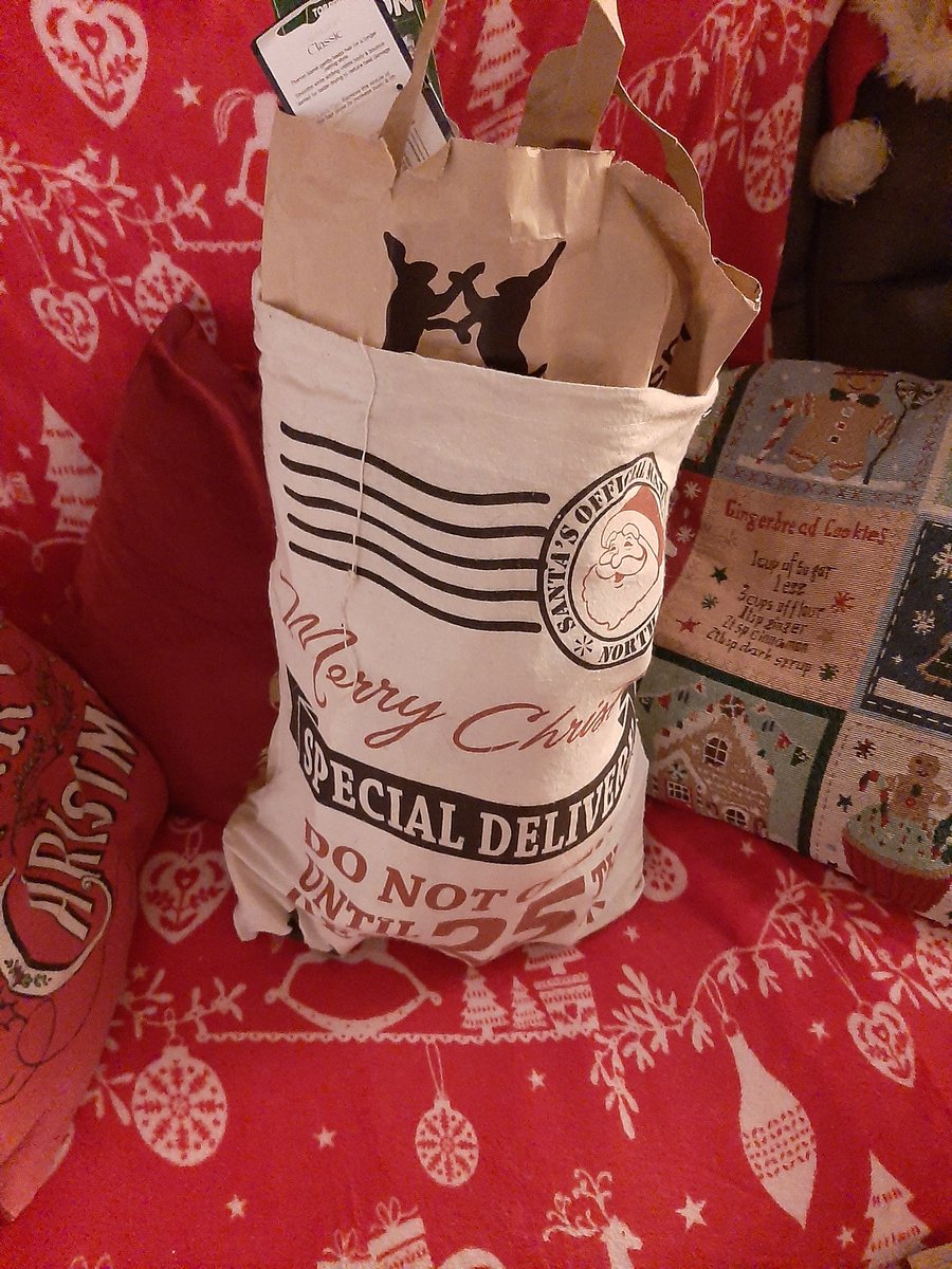 mpbazz's tweet image. A proper #Christmas2025 has to have lights, a tree and presents no?