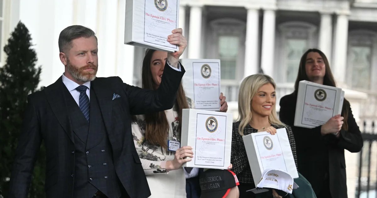 AshleyDCan's tweet photo. anyone else remember when a bunch of grifters showed off their Epstein files binders with nothing in them https://t.co/x8X2PJdklx