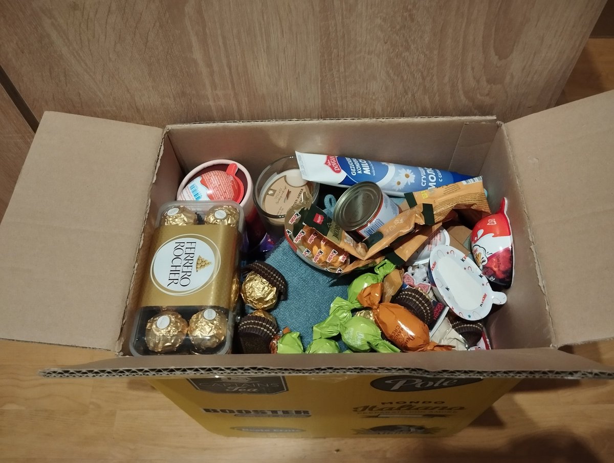 Heute habe ich ein paar Weihnachtsgeschenke von meiner Mutti, Schwester und Nichte bekommen. 
Eine Box für mein ganzen Tee.
Food, Süßigkeiten, Handtücher/Badetücher und eine 20€ Playstation Guthaben Karte. ^^