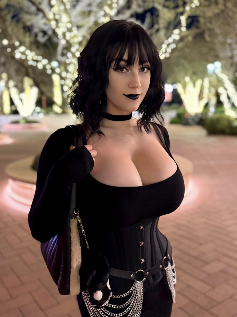 buttercupcos2's tweet image. Fully clothed so you probably won’t say hi 😭