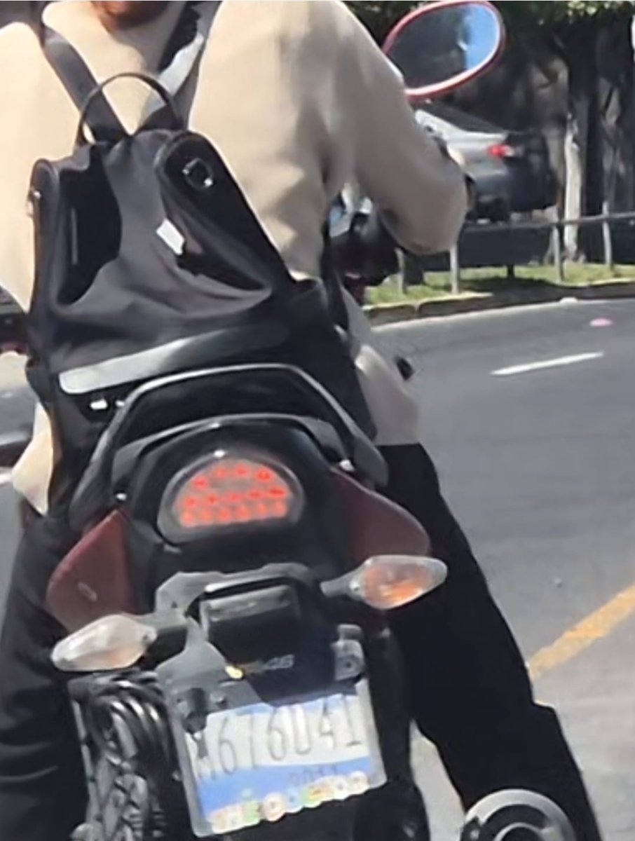 Smoth74's tweet photo. Captan motociclista imprudente en Blvd Constitución cerca del Salvador del Mundo Placas M676041 @todomotorsv @VMTElSalvador #TraficoSV @ObrasPublicasSV https://t.co/DLIG6Tduz8