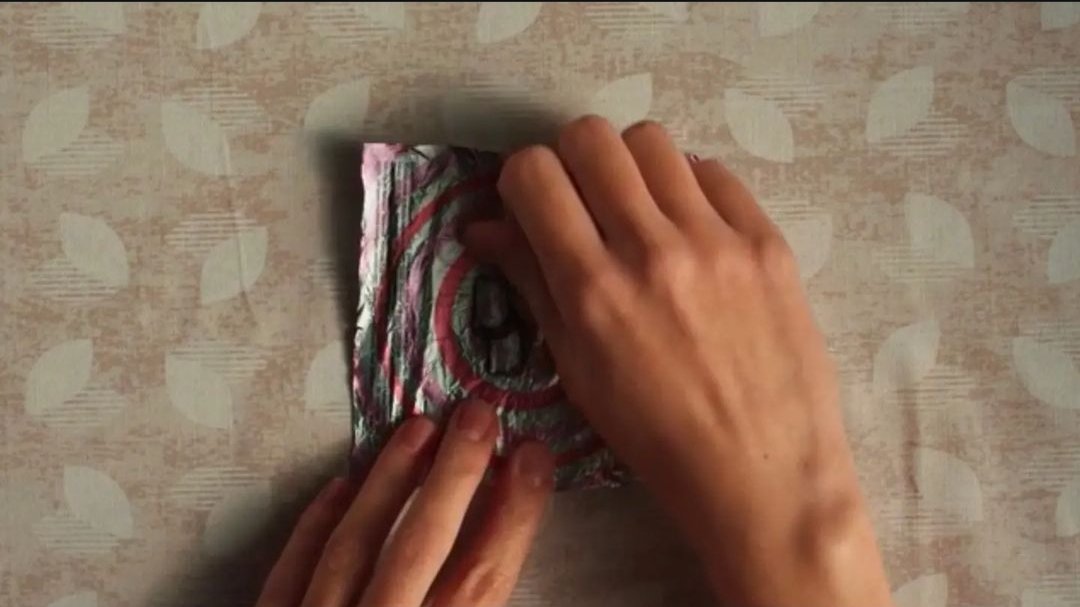 Ama yazgısını yaldızlı çokomel kağıtları gibi
Tırnaklarıyla düzeltemiyor insan.

Didem Madak