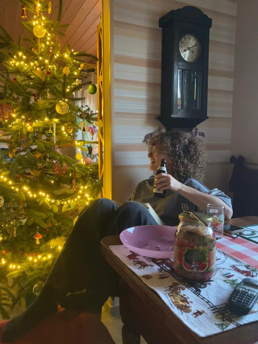 gestern, als ich in 24h eine mehrstündige wanderung gemacht habe, raclette für alle vorbeitet habe und einen roman (silvia tennenbaum, strassen von gestern) von anfang bis ende durchgelesen habe - 10/10 recommend