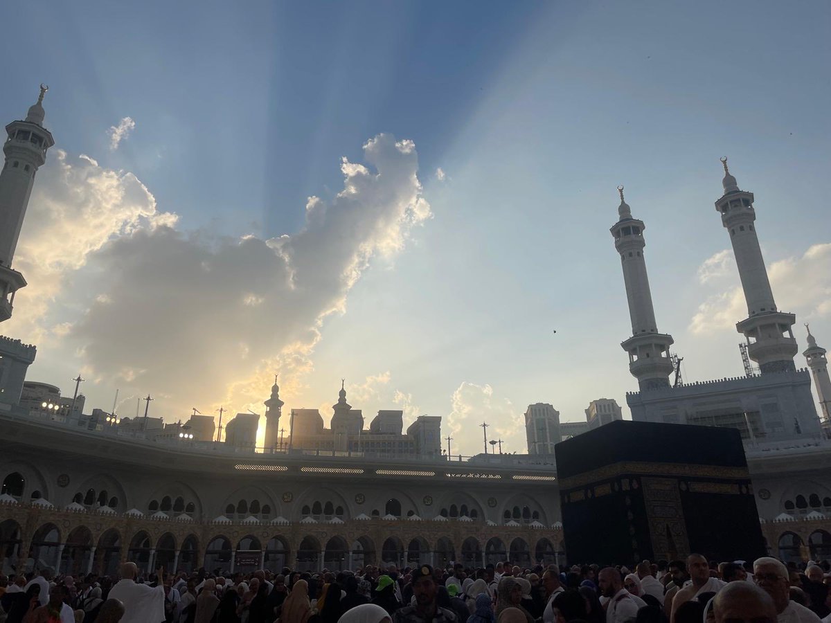 Tabdelrahman's tweet photo. Only Blessed people understand that Life is the road to the eternal life #Mecca https://t.co/yg89shuSe3
