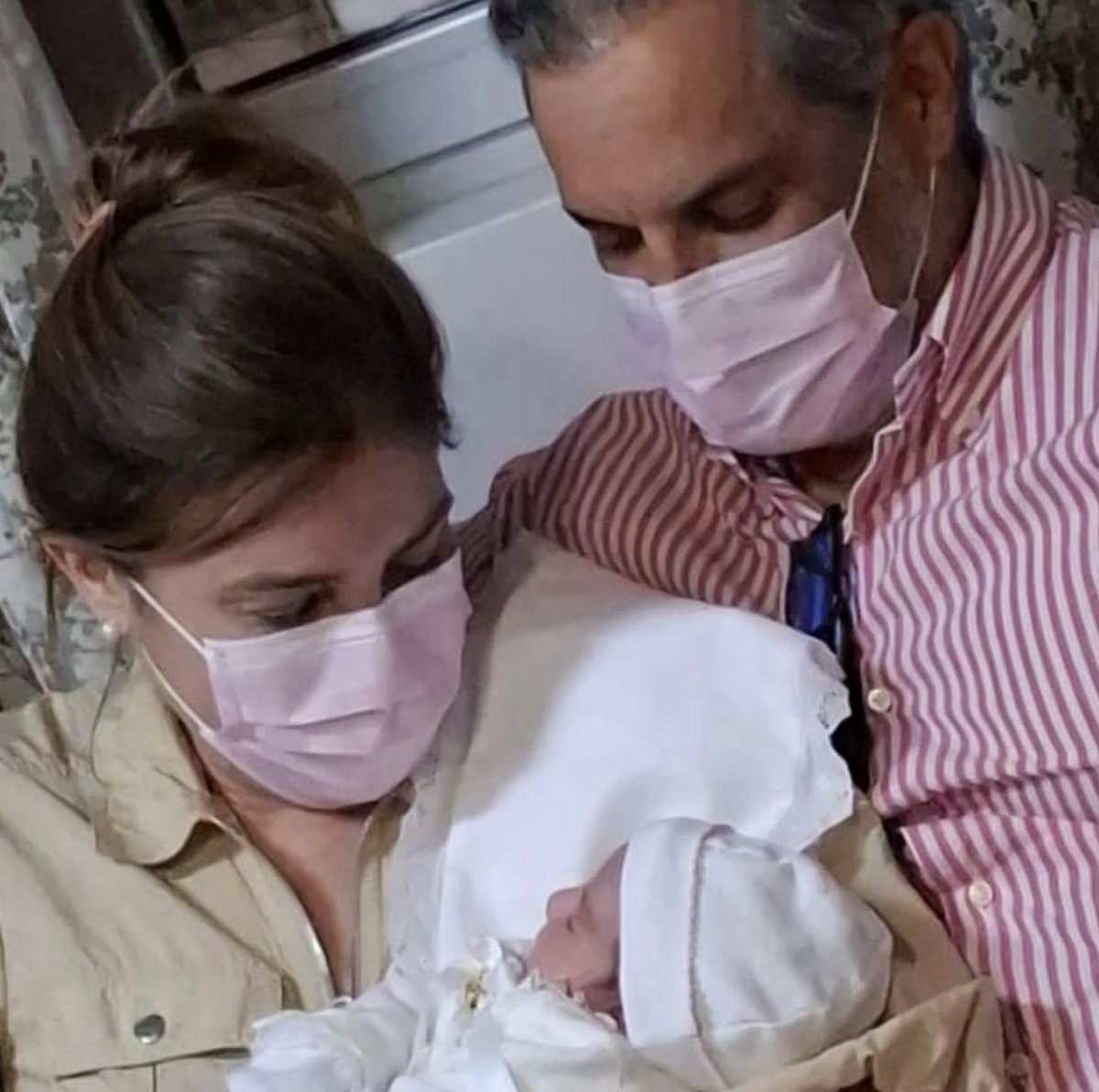 CMPresidenta's tweet photo. Felicidades a los padres por el nacimiento de Marina, y felicidades a @CarolinaMejiaG y a su esposo por su primera nieta. Que Marina crezca rodeada de amor, salud y bendiciones. https://t.co/WsnEwYQZXO