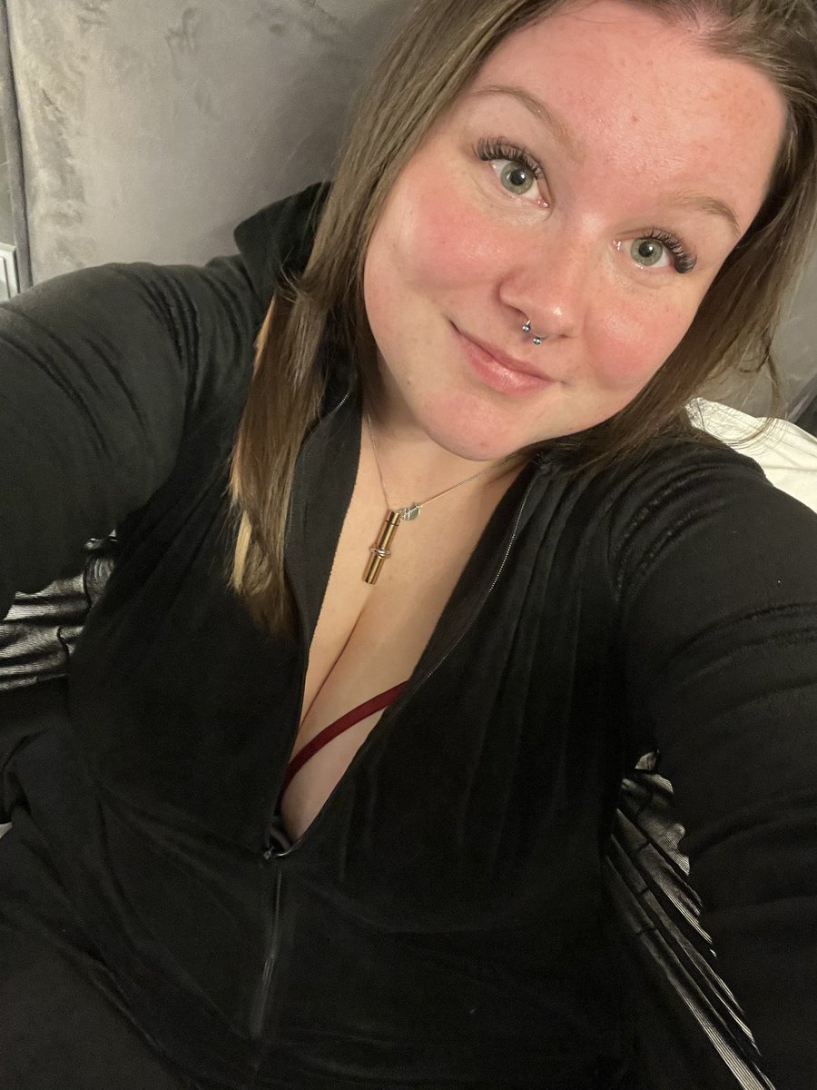 themaddymay's tweet image. putting myself out here at 19, so go easy on me 🥺