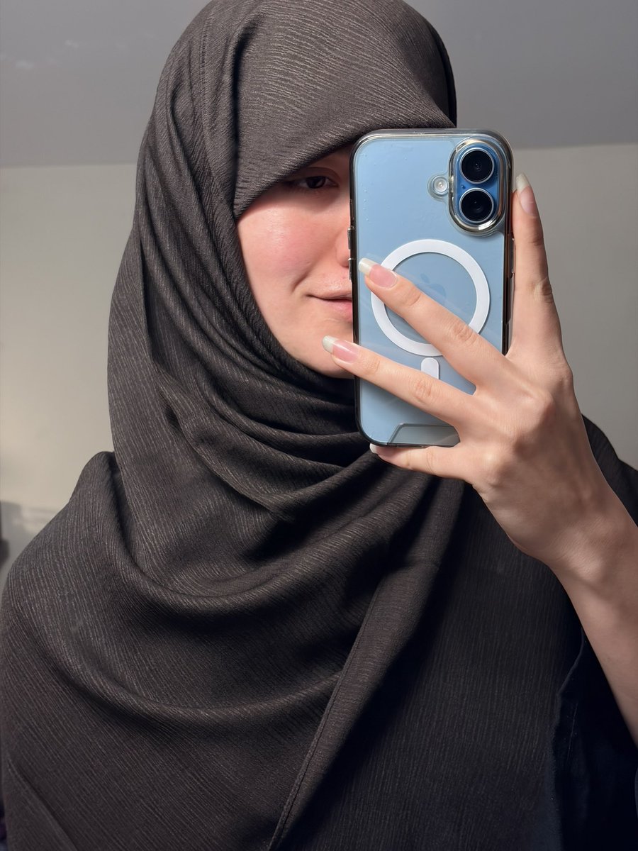 هِلیتو tweet media