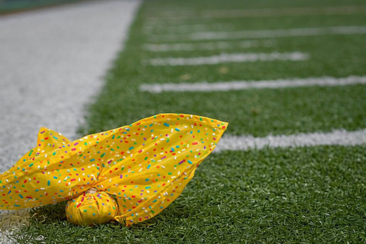 RBB_808's tweet image. Best bowl marketing? Easily @PopTartsBowl #PopTartsBowl - no question. The penalty flags have been sprinkled!