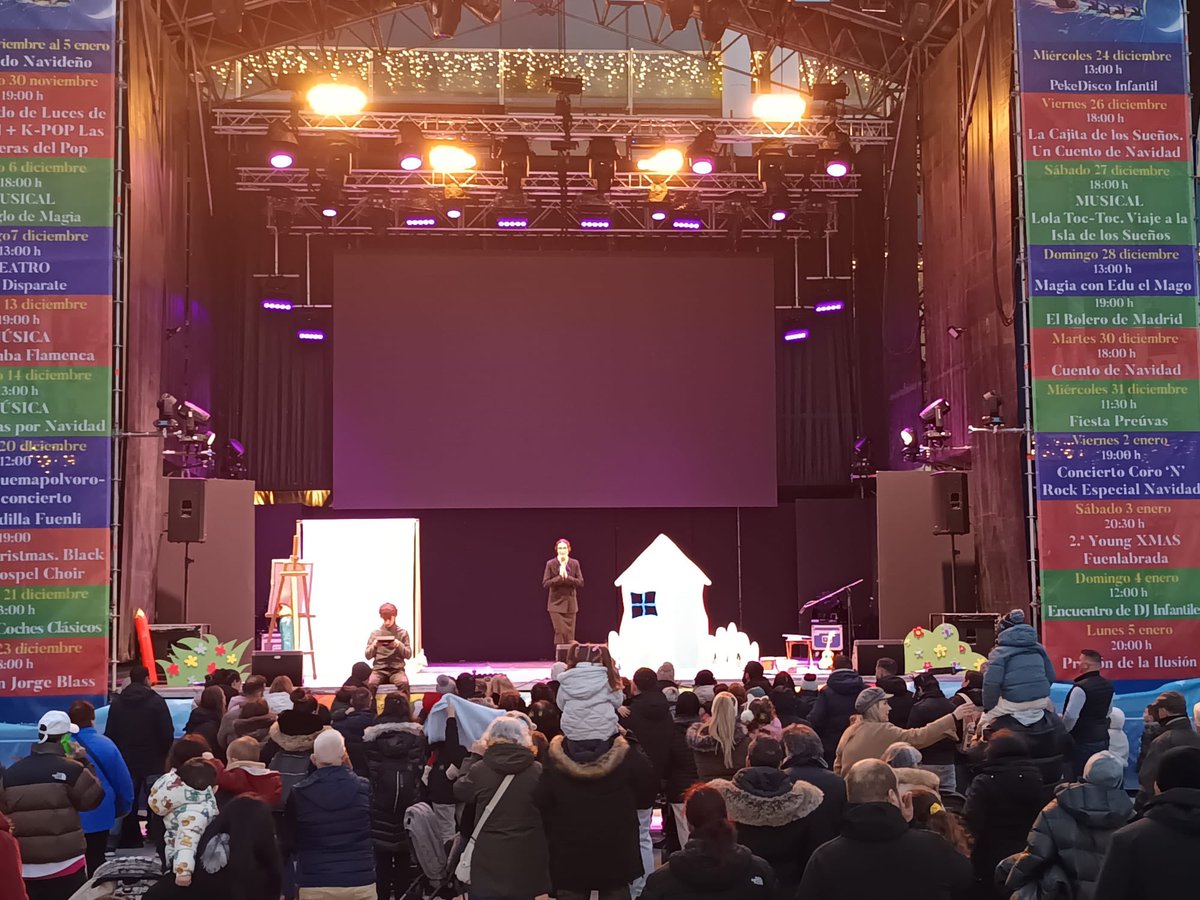 Hoy hemos compartido en la Plaza de la Constitución un viaje único con el musical “Lola Toc-Toc. Viaje a la Isla de los Sueños” 🎭✨.
Ha sido un espectáculo lleno de música, imaginación y alegría para las familias, donde los más pequeños han descubierto lugares mágicos y