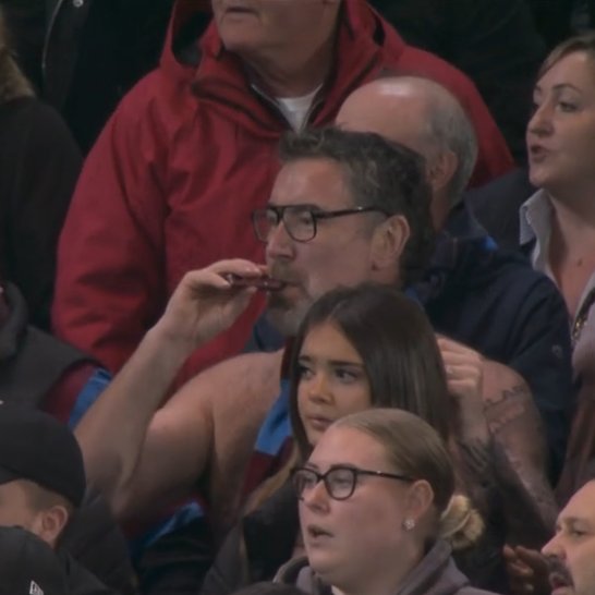 TouchlineX's tweet image. 📸 - THIS ASTON VILLA FAN HAS REMOVED HIS SHIRT AT 3 DEGREES AND IS SMOKING ONE FAT CIGAR!

LIFE IS GOOD!