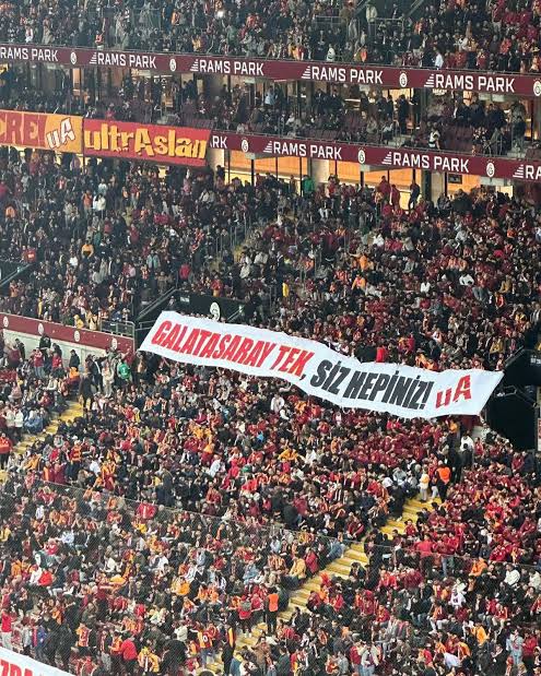 fevrisosyologg's tweet photo. Ne kadar Galatasaray düşmanı varsa ortaya çıktı yine. İki gün önce bize operasyon çekiliyor diye ağlıyorlardı. Bugün aynı savcının açtığı soruşturmayı ilgiyle takip ediyorlar. 

Onlar da bal gibi biliyor Erden Timur'un şikeyle suçlanmadığını. Onlar da biliyor konunun Galatasarayla ilgisi olmadığını. Yok Galatasaray küme düşürülürmüş, yok şampiyonluklar geri alınacakmış. Lan ne salak bi kitlesiniz ki söylenilen her yalanın üzerine balıklama atlayıp bi de mutlu oluyorsunuz. Etkileşim ve rating için kendinizi satarsınız siz.. Gazetecilik, habercilik değil trollük yapıyorsunuz! 

Gidin kokain kullandığı resmi makamlarca ortaya çıkartılan başkanınıza hesap sorun. Ne oldu hani Fenerbahçe'ye operasyon çekiliyordu? Bi anda vaz mı geçtiler operasyondan? 

Gelelim size @herkesicinCHP bundan sonra adaletin peşindeyiz palavrasına kimseyi inandıramazsın. Galatasaraylıların tamamının AKP'li olduğunu zannediyorsanız yanılıyorsunuz! Galatasaray'ın ve Galatasaraylıların ötekileştirilmesine ses çıkartmazsanız siz zararlı çıkarsınız! Hepimiz yaşadığımız şartların farkındayız, kerhen size oy veren ciddi bir kitle var! Bunu unutmayın. Galatasaray'ı ve Galatasaraylıları karşınıza alacaksanız sizden vazgeçmek 2 saniye sürmez! 

Galatasaray tek, siz hepiniz!