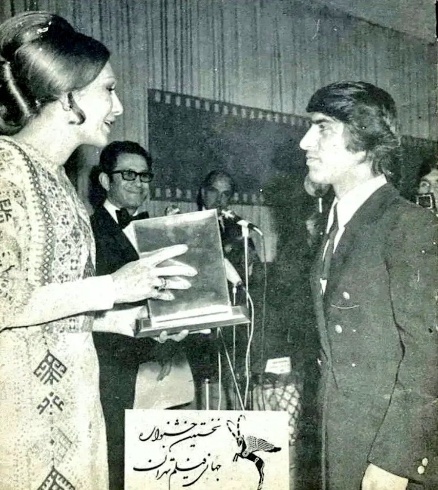 بهرام بیضایی در حال دریافت جایزه از شهبانو فرح پهلوی