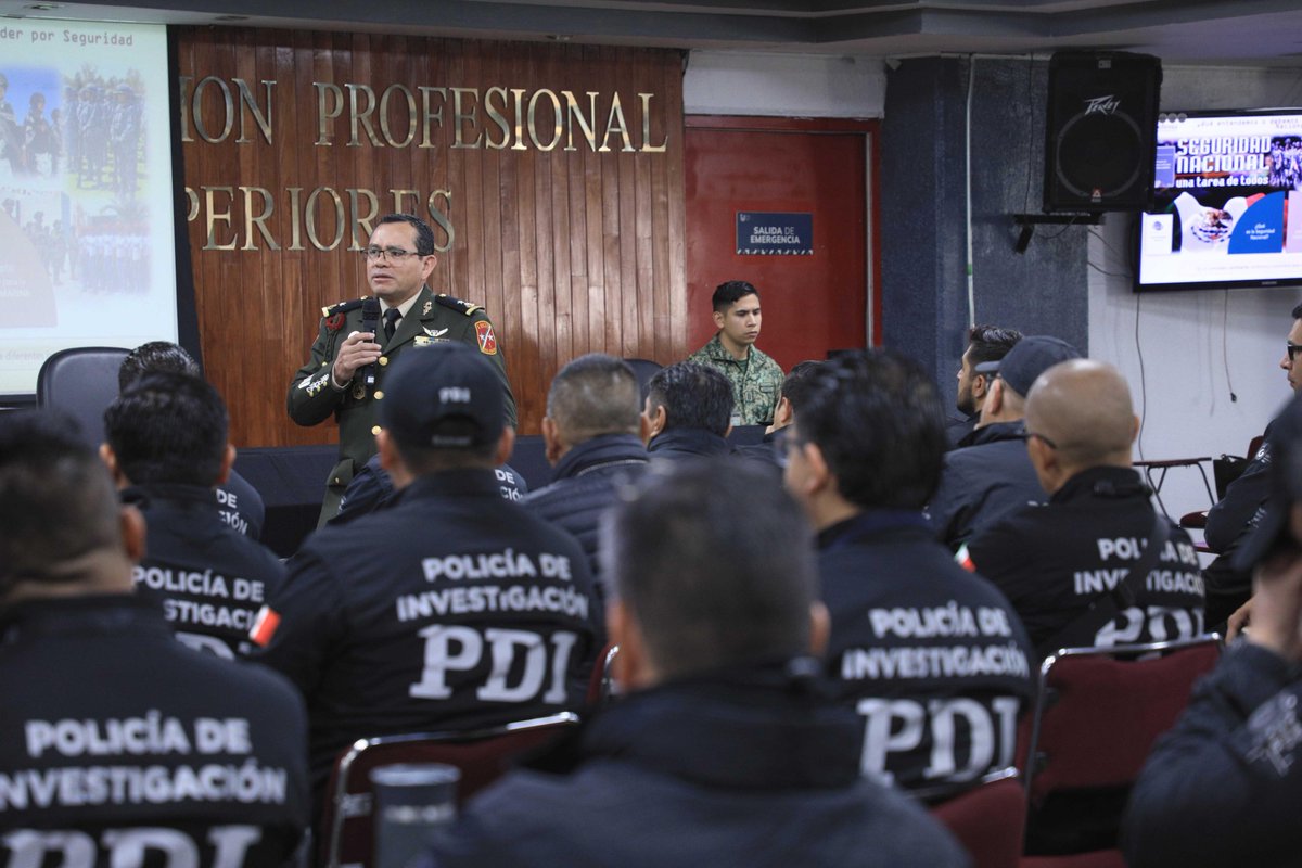 El #IFPES, casa de estudios de la <a href="/FiscaliaCDMX/">Fiscalía CDMX</a>  coordinó la conferencia “Seguridad y Defensa Nacional” impartida por la @defensamx a 100 agentes de la PDI.

Esta capacitación profesionaliza al personal para garantizar una procuración de justicia más eficaz y segura en la CDMX.