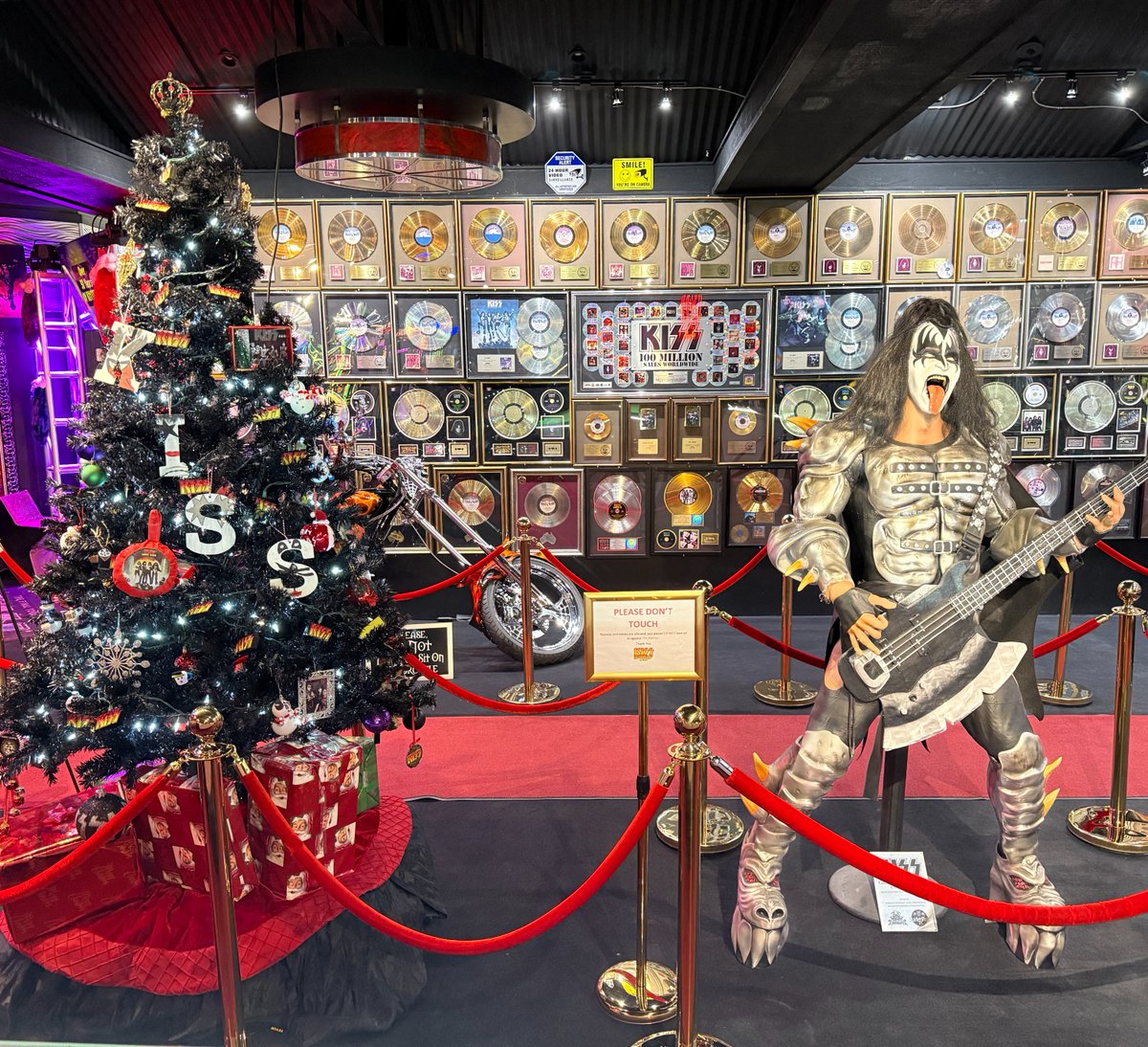 KISSWorldLV's tweet image. Still in the holiday spirit? 🎸🎄

Keep the fun going and rock out with us!

#KISSMiniGolf #RockAndRollVibes #HolidayFun #VegasFun