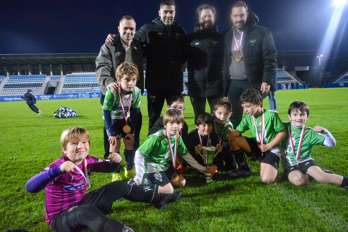 🏆 ¡Enhorabuena a los campeones del #LavínMalecónCup!

🎉 El España de Cueto se alzó con el trofeo que le acredita como vencedor del torneo tras imponerse en el marcador al Ayron