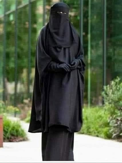 Dimmi "uomo",
quanta paura hai della donna
per costringerla a coprirsi cosi?
Quanta paura
di innamorarti del suo portamento;
quanta paura
di restare ammaliato dalle sue forme dolci, accoglienti e materne;
quanta paura
che anche solo con il suo corpo
sappia esprimere
più forza,