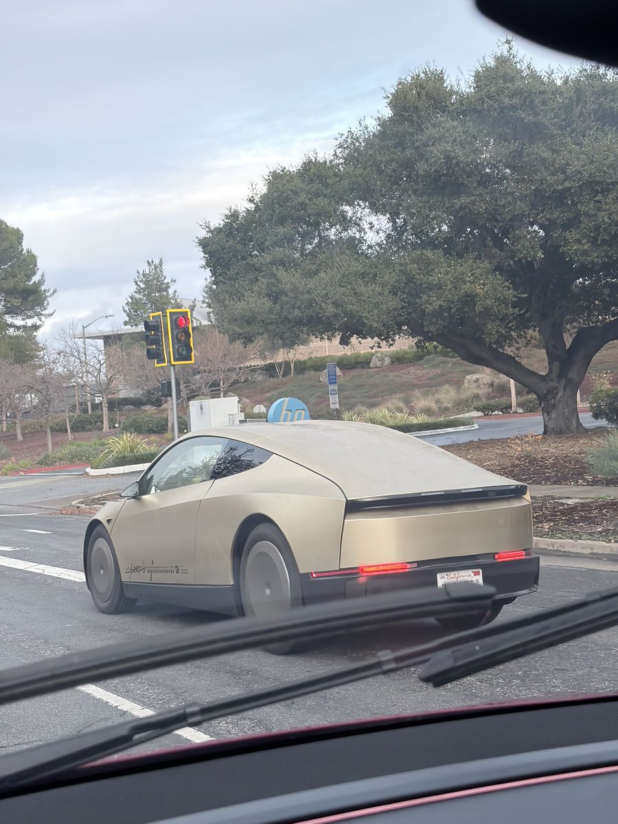 This beautiful piece of art on wheels in Palo Alto ⚡️