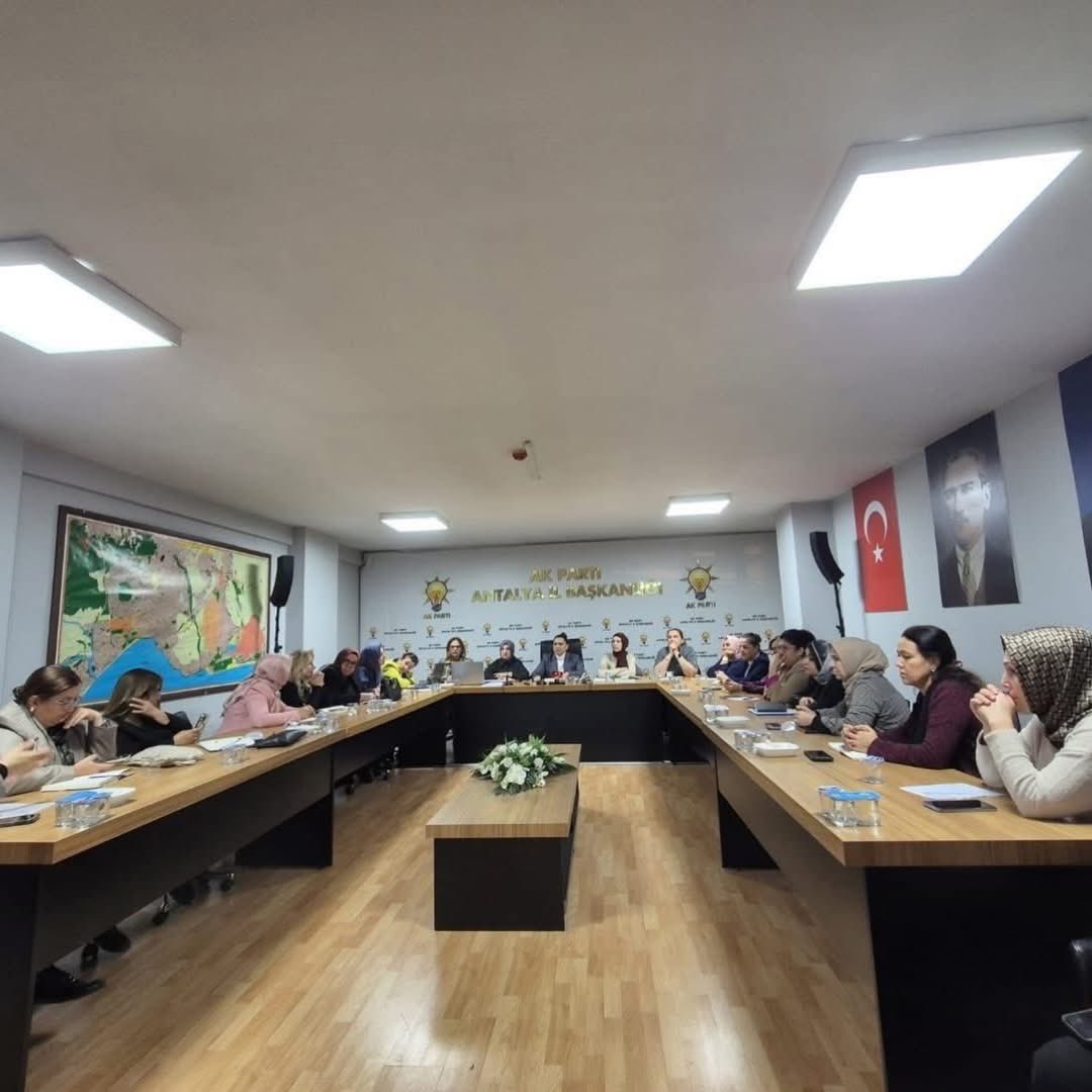 📍 Antalya İl Başkanlığı
Kadın kolları toplantımızı 
İl kadın kolları başkanımız Gülçin Özbozun öncülüğünde  kadın kolları başkan yardımcılarımız  Kadın kolları 19  İlçe Başkanlarımız , İlçe teşkilat başkanlarımız ve seçim işleri başkanlarımız ile toplantımızı gerçekleştirdik