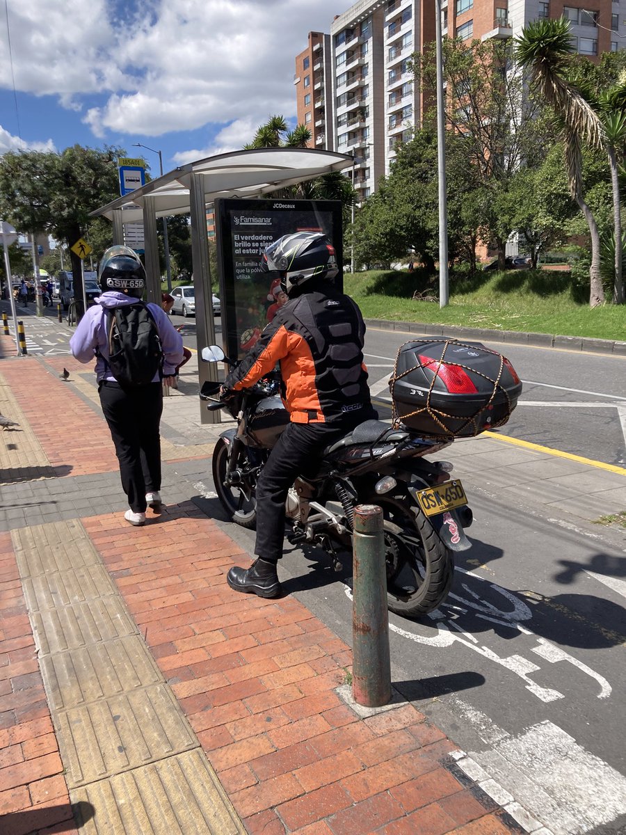 Angysm's tweet image. Hasta cuando debemos aguantar los motociclistas usando los pasos peatonales y andenes??!! @Bogota @alcaldiausaquen @CarlosFGalan @Citytv