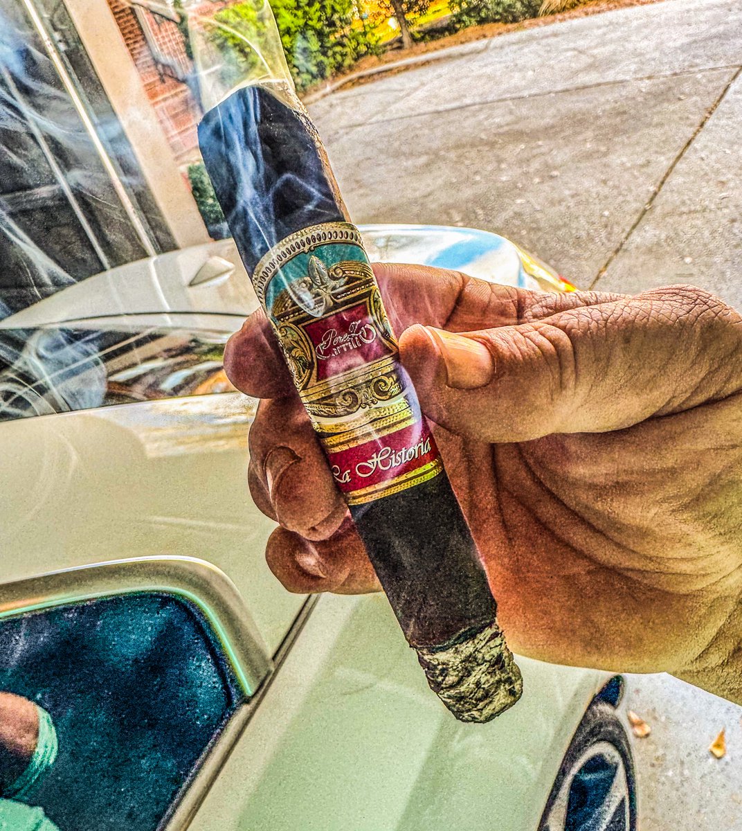 stogiedad's tweet photo. Heading out for a few errands, going to drop the top (it’s 70 degrees here in GA) and enjoy this @CasaCarrilloCig #LaHistoria while I ride. Always a treat. #nowsmokinf #CigarLife #CigarsOnX #BOTL https://t.co/pUTUIR0m9N