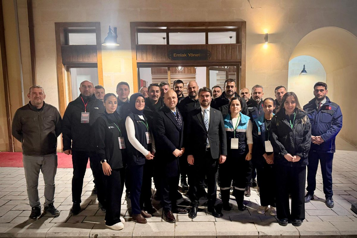 EmlakYonetim's tweet photo. 📍 Hatay İli Toplu Konutları

Emlak Yönetim Hizmetleri A.Ş. Genel Müdürü Mehmet Akif Küçükdağ, Hatay İlindeki Toplu Konut site yönetim personelleri ile bir araya geldi.

Ziyarette, hizmet süreçleri değerlendirilirken, personellerin görüş ve önerileri dinlendi.

🏡 Emlak Yönetim Hizmetleri A.Ş. olarak, verilen hizmet kalitesini ve çalışma arkadaşlarımızın memnuniyetini önceliğimiz olarak görüyoruz.

#EmlakYönetim #MutluYaşamınPenceresi