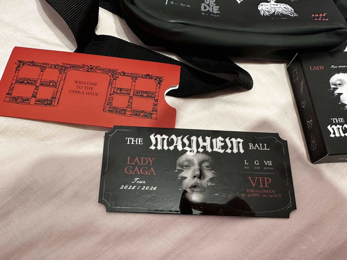 Lady Gaga começou a enviar o merch do VIP e um dos itens é um ingresso físico da “The MAYHEM Ball”.