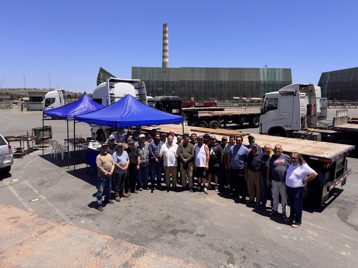 PContenedores's tweet photo. Directores de @CNTCCHILE se reúnen con transportistas de @CodelcoChile #ventanas  este sábado 27 de diciembre https://t.co/Q8jJ8UxELP