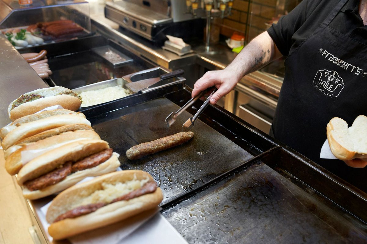 frankfurtvalles's tweet photo. Darrere la barra no hi ha màgia. Hi ha ritme, foc viu i salsitxes que ballen sobre ferro fos. 🥖🌭
Aquí no servim menjar, servim records des de fa més de 60 anys.
📍 Terrassa · Barcelona · Badalona
#CasaValles #DarrereLaBarra #QualitatEnEspectacle #ElsDeSempre #PlanxaValles https://t.co/96La7N7Cn8