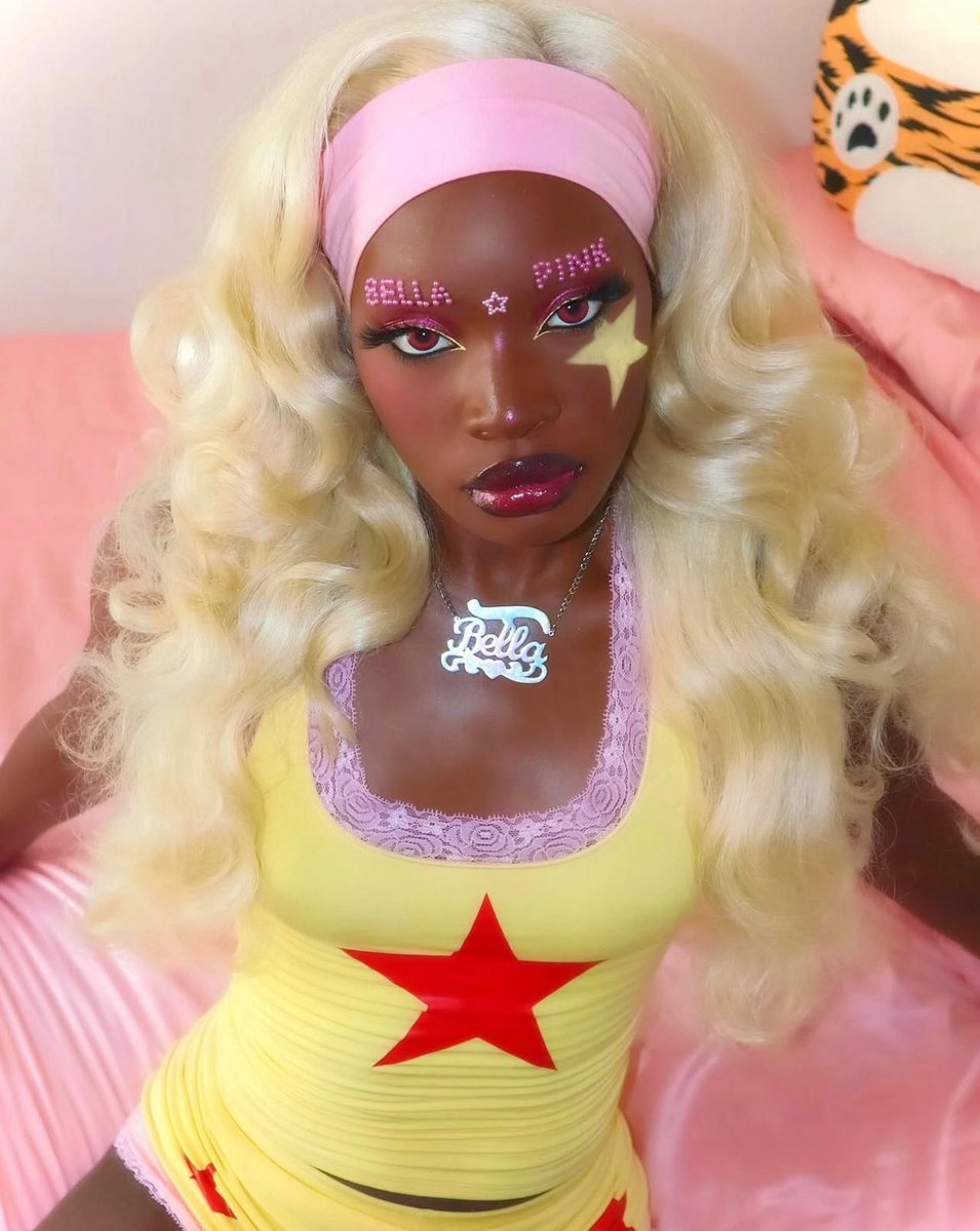 isabelleikpeme's tweet image. i put clean girls into a coma 😘