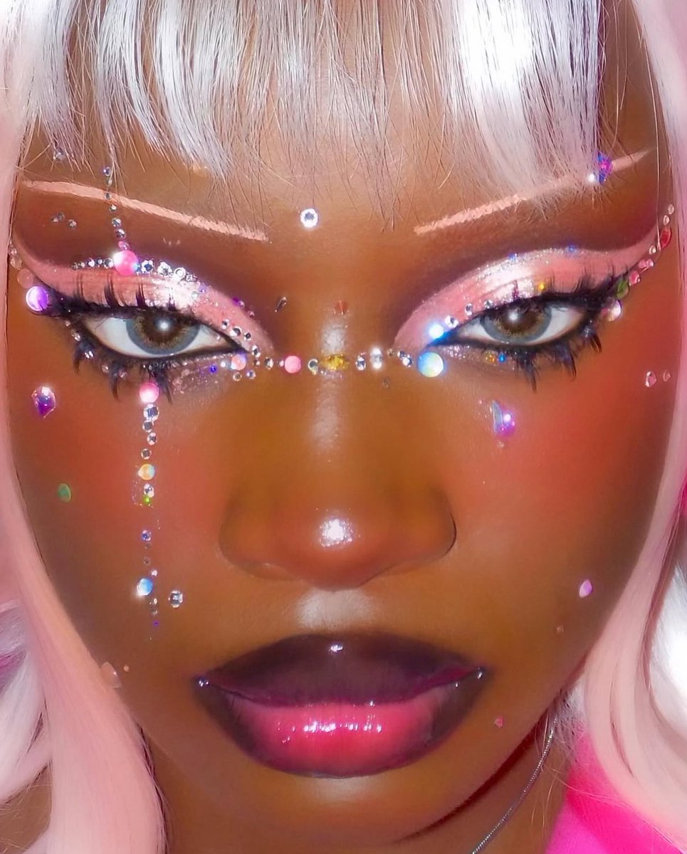 isabelleikpeme's tweet image. i put clean girls into a coma 😘