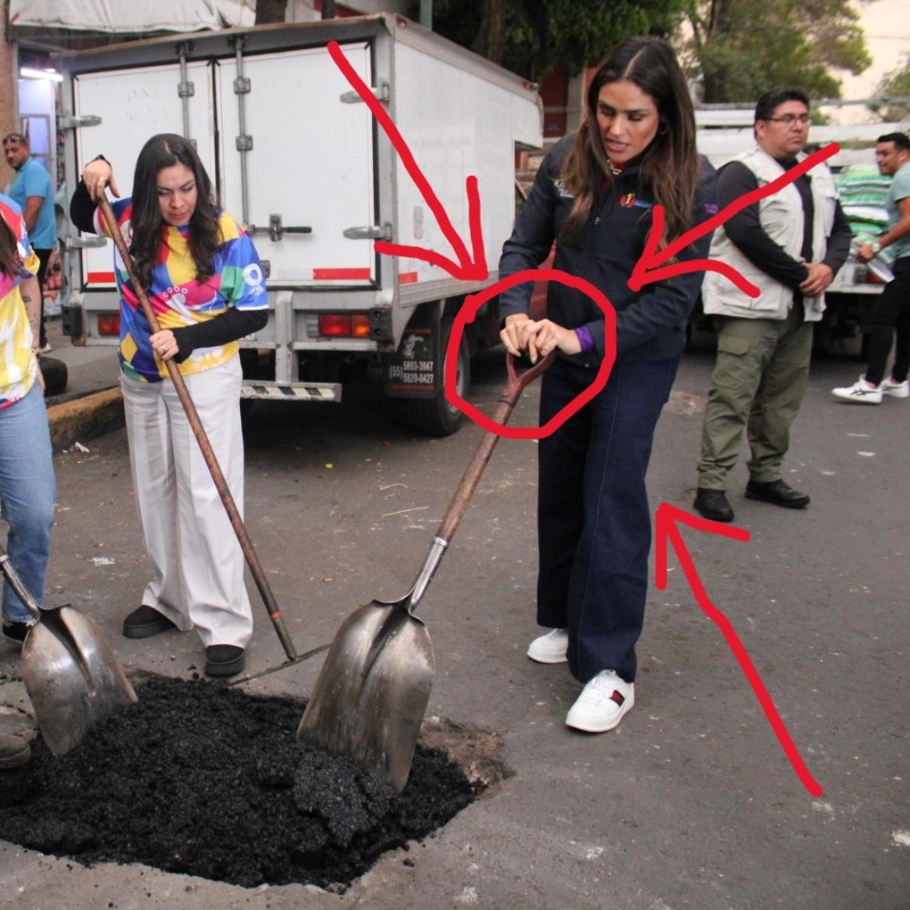 MONCAYOJUAN's tweet image. ⚠️FARSANTES CON FUERO🤡Como agarra la pala alguien que está trabajando de verdad // Como agarra la pala alguien que solo le esta haciendo a la mamada para la foto pal' Face👇 @AlessandraRdlv 💩💩😹😹